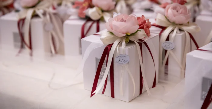 Partecipazioni in omaggio acquistando minimo 60 bomboniere